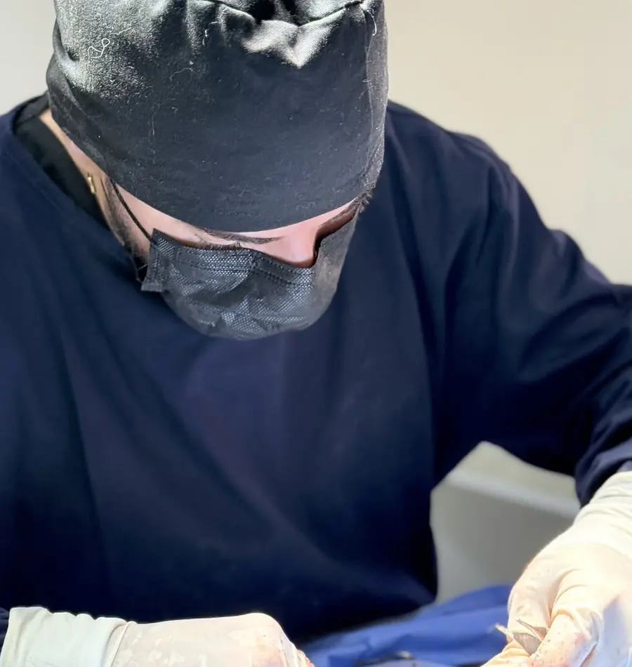 Veterinário da Clínica Veterinária Palmeiras durante uma cirurgia